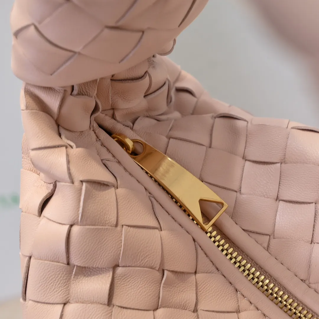 Batch 1460 BV Bottega Veneta 2022 Early Spring New Ladies Medium JODIE Handbag BV Bag 🔥The new method is to round the corners on the original basis and knot the round hobo bag with classic woven leather. The most iconic triangular pull-out design, using sheepskin draped soft shape, is super suitable for concave shapes~ Jodie feels really gentle to people, and is definitely the best item for daily matching. It has the same weave, new elements and twists, and is versatile. It is the new favorite of street style Internet celebrities! Size: 36*21*13 Model: 6697